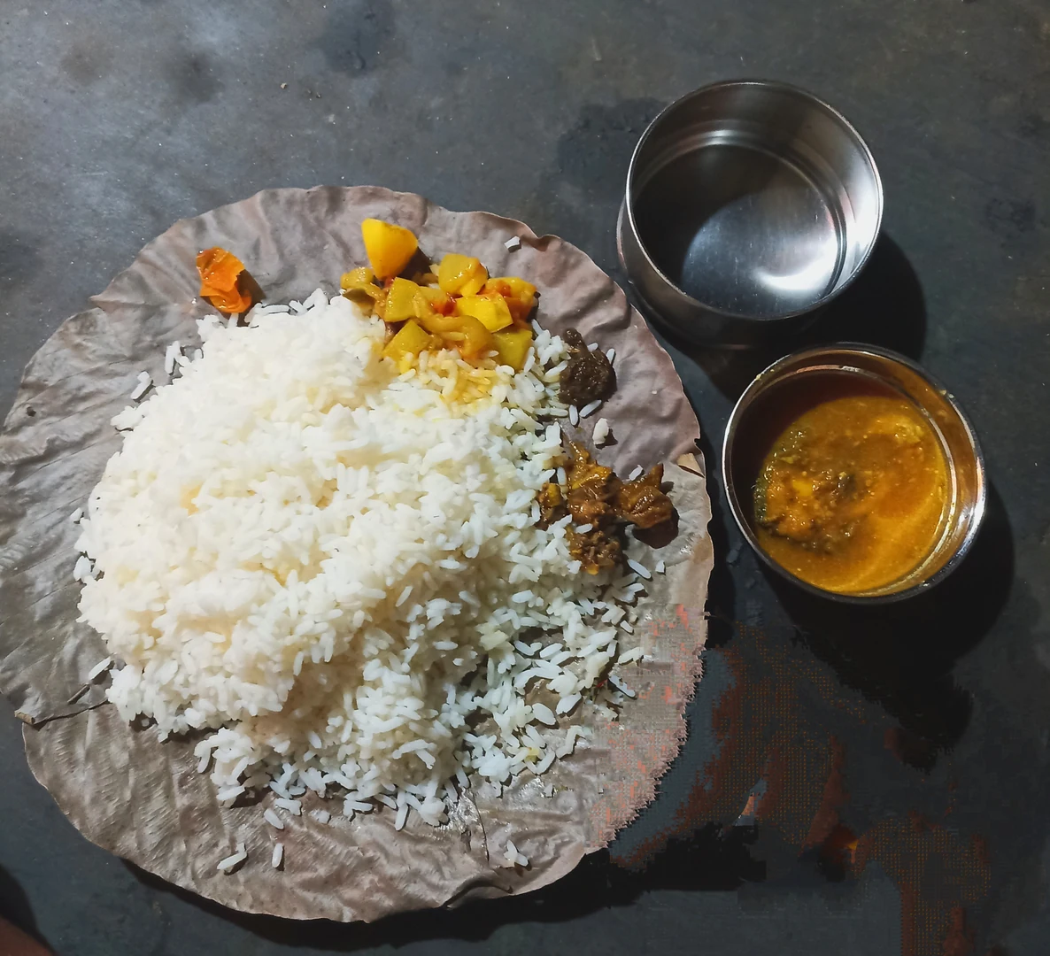 दाल, चावल और सब्ज़ियों वाला भारतीय भोजन